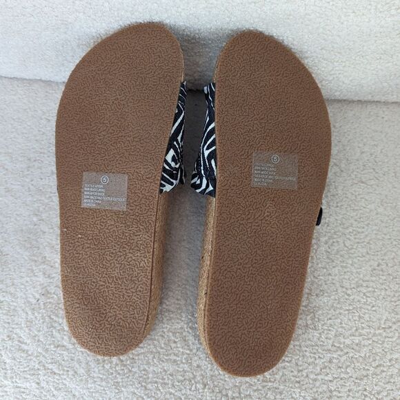 LULUS x L4 lust for life Alexa black and white abstract Chevron slides sandals - Picture 4 of 7